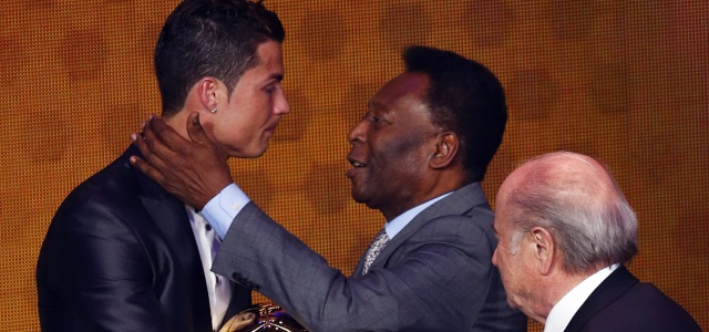 Cristiano Ronaldo vuelve a ser el mejor | Pelé estuvo presente en la ceremonia y felicitó al portugués. Antes del anuncio, el exjugador dijo que Cristiano ganaría. FOTO REUTERS