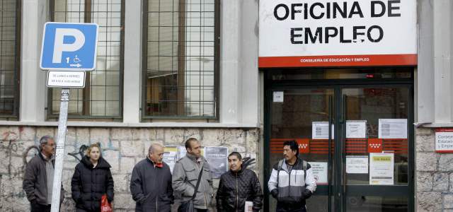 En España, el infierno de la crisis empeora | Las filas en las afueras de las oficinas de empleo en España son cotidianas. Hay 729.400 personas desempleadas más con respecto a abril de 2011. FOTO REUTERS
