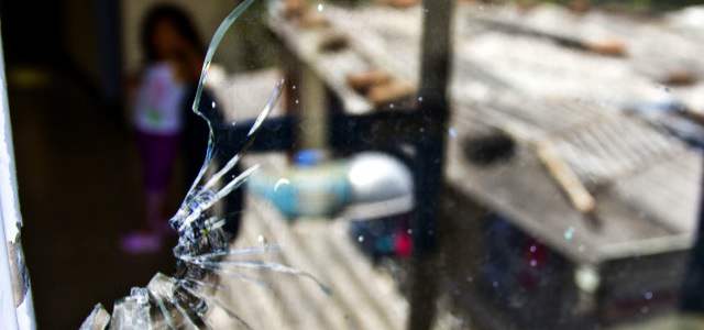 La encrucijada de la violencia en la 13 | En los enfrentamientos que se presentaron el domingo en El Salado resultaron heridos dos civiles, entre ellos una menor de edad. FOTO ESTEBAN VANEGAS