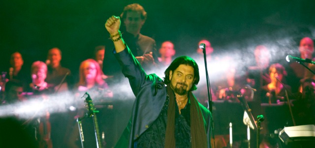 Emocionado de principio a fin estuvo Alan Parsons. Al fondo el maestro Alejandro Posada y la Filarmónica. FOTOS EDWIN BUSTAMANTE