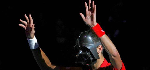 Dark Djokivic quedó eliminado del Masters de París | El serbio salió a la cancha con una máscara de Darth Vader para celebrar la noche de Halloween. FOTO AP