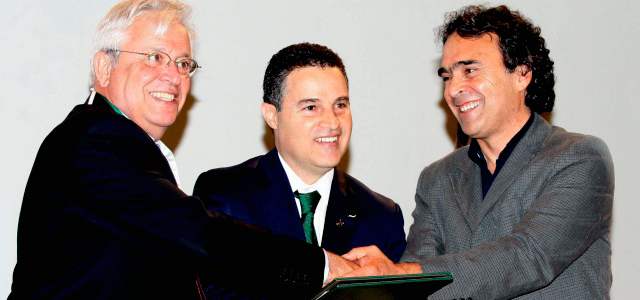 Hay que humanizar las ciudades: Clos | Joan Clos recibió la Medalla Alcaldía de Medellín categoría Oro y celebró con el alcalde Aníbal Gaviria Correa y el gobernador Sergio Fajardo Valderrama. FOTO MANUEL SALDARRIAGA