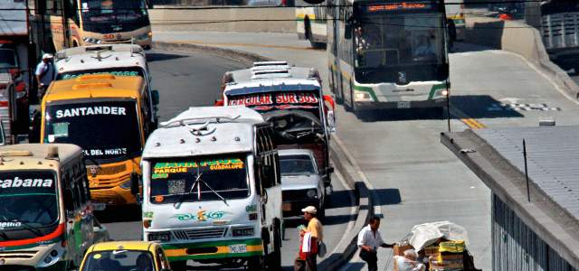 Irrespeto a las vías del metroplús | Sanciones al peatón hacen parte del análisis para intervenir el sistema. FOTO HENRY AGUDELO
