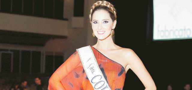 Daniela está feliz con su corona | FOTO Cortesía Cámara Lúcida