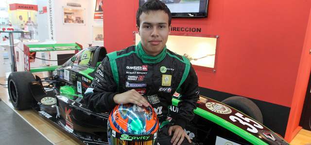 Óscar corre hacia la Fórmula 1 | Óscar Tunjo estuvo en Medellín, en la Feria Autopartes, acompañando a Automotive Corp. El piloto caleño quiere ser campeón esta temporada y estar más cerca de la Fórmula 1. FOTO ROBINSON SÁENZ