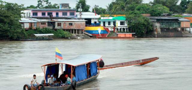 No es ficción: Farc y el Eln atacan en Arauca y huyen a Venezuela | Desde el municipio de Arauca, todos los días salen canoas hacia El Amparo en Venezuela. Según las denuncias, en ese poblado se esconden las guerrillas de las Farc y del Eln. FOTO JAIME PÉREZ
