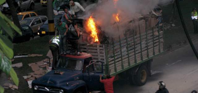 Incendio de camión congestionó la vía Regional | FOTO RODRIGO MARTÍNEZ