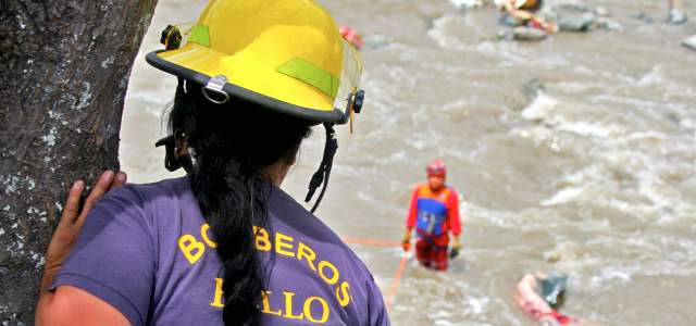 La muerte pasa cada 4,6 días por las aguas del río Medellín | Escena del pasado 2 de marzo en el río Medellín, a la altura de Zamora. Es el caso más grave del año, pues en un día rescataron tres víctimas. FOTO ESTEBAN VANEGAS.