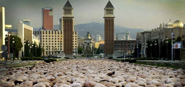 De Tunick a Almería, el gusto de compartir sin ropa | Fotos como esta son las que realiza Spencer Tunick. Esta es en Barcelona. FOTO ARCHIVO