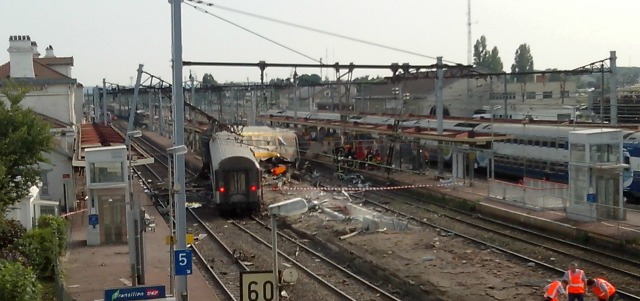 El suceso ocurrió poco antes de las 5:00 de la tarde (las 15.00 GMT) cuando el tren entró a gran velocidad en la estación de Bretigny sur Orge y algunos vagones volcaron, explicó un portavoz de la compañía ferroviaria SNCF. FOTO AP