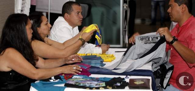 Cuando el negocio de uno es trabajar para todos | Los emprendedores de Asosport (izquierda) lograron cerrar negocios ayer en la rueda de negocios organizada por Acopi y Alcaldía de Medellín, en el auditorio de Premium Plaza. FOTO JULIO C. HERRERA
