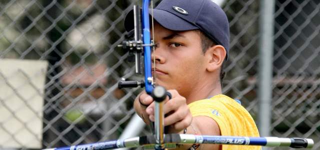 El arco se soporta en los brazos de Ana y Daniel | Daniel Pineda es el varón colombiano en la arquería. Con solo cuatro años de práctica es presente y futuro. FOTO JUAN A. SÁNCHEZ