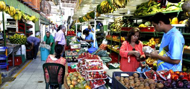 Plan para mejorar plazas de mercado | La calidad de frutas y legumbres es una de las virtudes que los clientes destacan de la plaza de La América, al Occidente de Medellín. FOTO RÓBINSON SÁENZ VARGAS