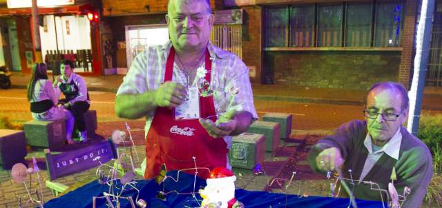Artesanos iluminan la tradición | El maestro de ajedrez Álvaro Álvarez es también un diestro artesano. FOTO EDWIN BUSTAMANTE