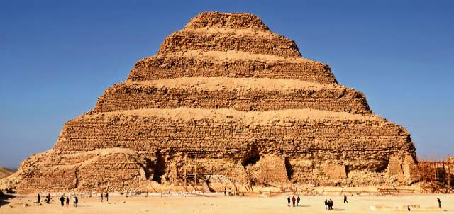 Un viaje dentro de la vieja pirámide | El lugar donde está la Pirámide Escalonada tenía una muralla de piedra con 14 puertas falsas y solo un acceso. FOTOS SHUTTERSTOCK