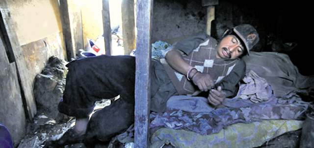 Ilegales sobreviven bajo tierra en México | Para entrar a sus refugios es necesario saltar al interior. Las entradas están cubiertas de basura. FOTO EFE
