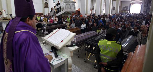 Todo Santa Rosa clamó justicia al despedir a sus 10 labriegos | La iglesia se llenó de familiares y cientos de pobladores que con dolor acompañaron las exequias de los 10 campesinos asesinados. FOTO MANUEL SALDARRIAGA