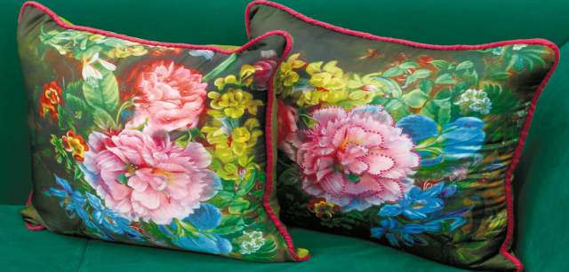 Las flores salieron de los jarrones | Las flores abarcan todos los aspectos de la decoración desde sillones, y muñequeros para colgar accesorios. FOTOS DONALDO ZULUAGA.