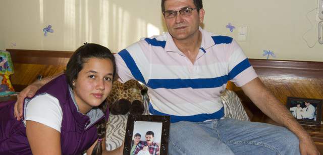 Una mujer ejemplar fue la única víctima mortal del carrobomba en El Tesoro | María Camila Hurtado Gutiérrez y su papá, Jesús Alberto, oran todas las noches juntos y así recuerdan a su madre y esposa Gloria María Gutiérrez. Foto Edwin Bustamante.