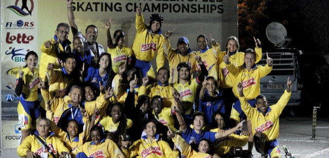 El equipo campeón del Mundial de Ostende celebró en las afueras del patinódromo. Un título por amplio margen. FOTO LUIS RAMÍREZ