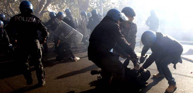 Europa protestó contra medidas austeras del bloque | La noche de ayer concentró la mayor cantidad de trabajadores en el centro de Madrid. FOTO REUTERS