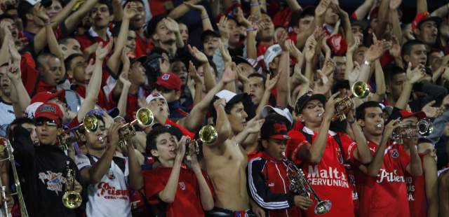 La tribuna dio el ejemplo | En el Atanasio se vivió una fiesta con alegría, respeto y el recuerdo de Calero. FOTO HERNÁN VANEGAS