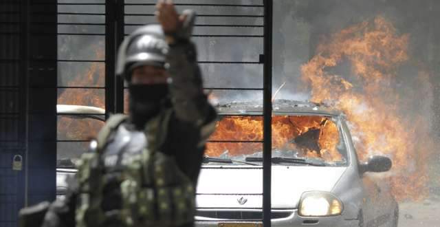 Un carro incinerado dejan protestas en Universidad Nacional de Bogotá | AP |