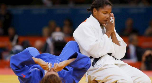 La mujer a la que todos le temen | Yuri Alvear logró su medalla, pese a que una lesión la sacó todo el 2010 de competencia. Ayer, siempre entregada a Dios, pudo reclamar una presea de bronce. FOTO AP