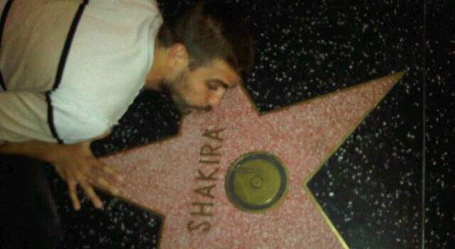 Piqué besa estrella de Shakira en el paseo de la fama