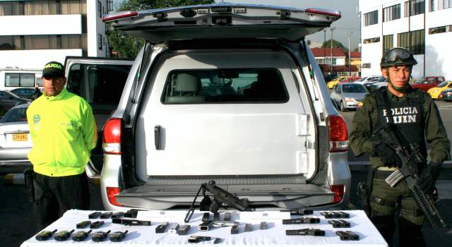 Coca y oro mueven a "Urabeños" | La camioneta blindada, las armas y los equipos de comunicación decomisados a "La Maquinita" y sus escoltas estaban legalizados con una empresa formal. FOTO CORTESÍA.
