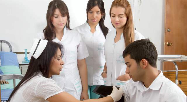 La universidad se consolida | Los programas de las áreas de la salud como Enfermería se han fortalecido con la posibilidad de hacer sus prácticas en la clínica de Villavicencio. | La calidad en la sede Medellín de la UCC se trabaja desde la preparación de sus docentes y personal directivo.