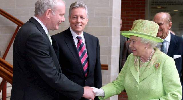 Histórico encuentro entre la reina Isabel II y Martin McGuinness, excomandante del Ira | AP | La reina Isabel II de Inglaterra y el viceprimer ministro norirlandés y excomandante del inactivo Ira, el republicano Martin McGuinness, se dieron la mano durante una reunión celebrada en Belfast.