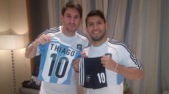 Thiago, el hijo de Messi, ya tiene la 10 de la Selección de Argentina | Tomado del Facebook del Sergio Kun Agüero | En medio del compañerismo, el Kun le entregó a Messi un uniforme para Thiago, el primogénito de la estrella del Barcelona.