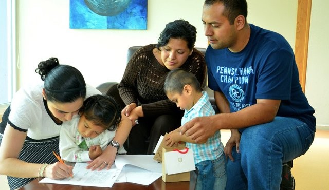 Para adoptar hay que ser mayor de 25 años y tener las capacidades para establecer una familia. FOTO Colprensa