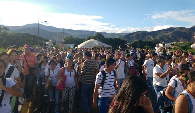 A los viajeros les revisaron los documentos migratorios de salida. FOTO LA OPINIÓN 