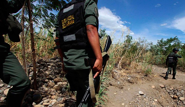 Los pobladores de Puerto Contreras solicitaron la presencia de funcionarios del Estado para dar a conocer los abusos a los que, aseguran, fueron sometidos. FOTO COLPRENSA