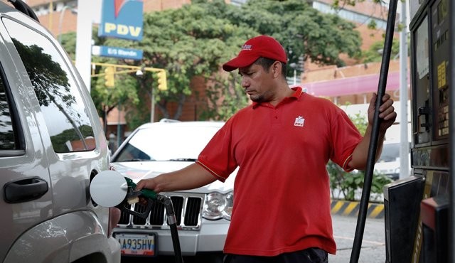 Comenzó en Venezuela la venta de gasolina en pesos colombianos