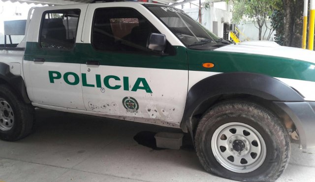  Un desconocido le lanzó el sábado una granada a una patrulla de la Policía, cerca de la pista del aeropuerto del municipio de Tibú. El hecho dejó únicamente a una mujer lesionada en los oídos. FOTO COLPRENSA