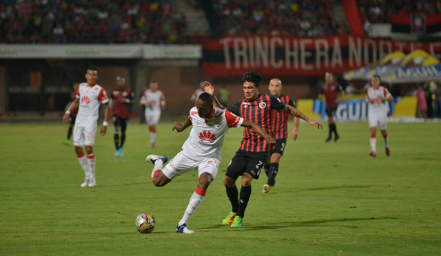 En un partido entretenido en el segundo tiempo y con mucha entrega, el Cúcuta empató anoche 2-2 frente a Santa Fe.FOTO COLPRENSA