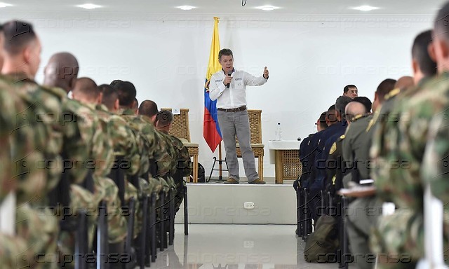 El presidente, Juan Manuel Santos, sostuvo una reunión este martes con oficiales y suboficiales de la Primera División del Ejército en la sede en Santa Marta. FOTO COLPRENSA 