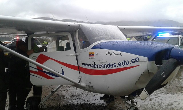 El aterrizaje obligó al cierre de la vía. FOTO COLPRENSA