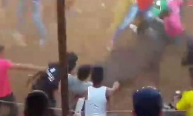 El toro murió en medio del ataque de decenas de personas durante la corraleja. FOTO COLPRENSA