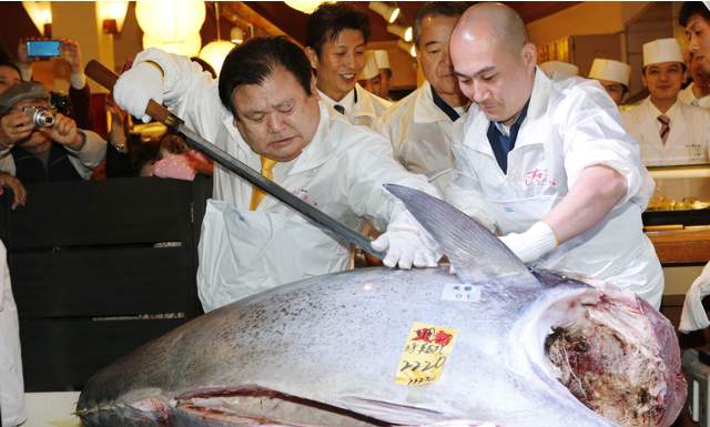 Atún rojo fue vendido en japón por 1,3 millones de euros | AP | El atún rojo alcanzó un récord por su precio. Kiyoshi Kimura, presidente de la cadena de restaurantes de sushi Kiyomura, fue quien compró el costoso atún.