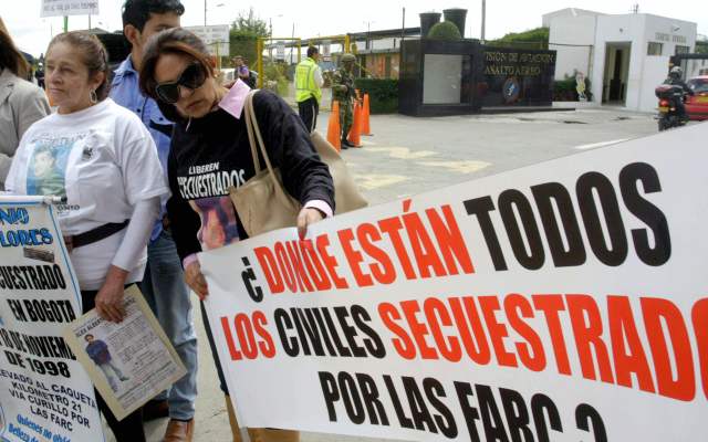 Farc y Eln no están a paz y salvo con las víctimas del secuestro | Frente al aeropuerto de Catam, familiares de civiles y militares secuestrados, cuyo paradero se desconoce, exigieron libertad. FOTO COLPRENSA
