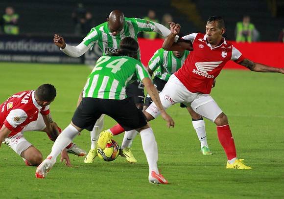 Colprensa - Mientras el terreno de juego estuvo en óptimas condiciones se vio un partido disputado y con opciones de gol.