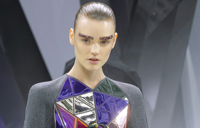 AP - Chanel present&#243; en la semana de la moda de Par&#237;s su nueva propuesta oto&#241;o-invierno, que evoc&#243; en su escenograf&#237;a la fr&#237;a estaci&#243;n invernal.
