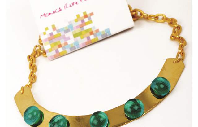 Collares elaborados en vidrio bajo la técnica de vitro fusión montaje sobre acero o baño de oro