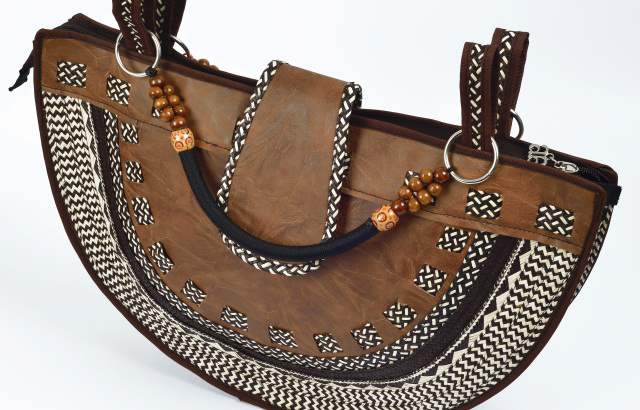 Carteras elaboradas artesanalmente en Caña Flecha y Cuero