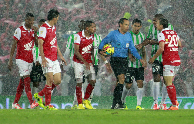 Colprensa - El juez central Luis Sánchez paró el partido en el minuto 79 por una fuerte tormenta eléctrica acompañada de lluvia. Momentos después se cumplió con el tiempo restante.