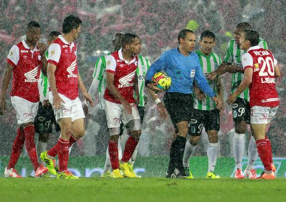 Colprensa - El juez central Luis Sánchez paró el partido en el minuto 79 por una fuerte tormenta eléctrica acompañada de lluvia. Momentos después se cumplió con el tiempo restante.